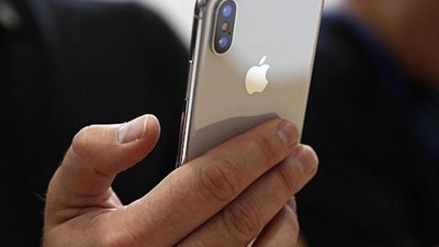 أبل تطرح 3 نماذج آي فون بميزة «فيس إد» في 2018