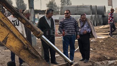 مواسير خرسانية لإصلاح هبوط أرضي على طريق «شاوة - المنصورة» (صور)