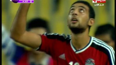 الغزال يهنئ كوكا بعد تألقه في الشوط الأول بمباراة مصر وتشاد