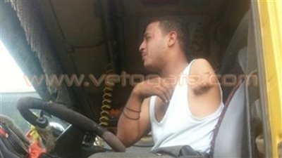 بالفيديو.. قائد سيارة مبتور اليد: مرض والدي السبب في خروجي للقيادة