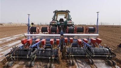 الصين تطور جرارا ذاتي التوجيه بسعة 200 طن