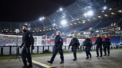 بالصور.. الأمن يلغي مباراة ألمانيا وهولندا ويخلي ملعب «هانوفر»