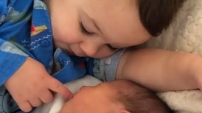 حب طفل لشقيقه الرضيع يبهر مواقع التواصل الاجتماعي (فيديو)