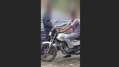 نشطاء يتداولون فيديو لأمين شرطة يتقاضى رشوة من تاجر مخدرات