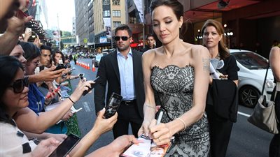 بالفيديو والصور..أنجلينا جولي وزوجها يوقفان 