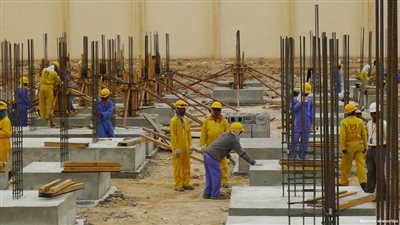 «فيفا» يطالب قطر بتحسين حياة الأجانب العاملين في ملاعب كأس العالم