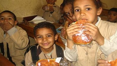 وجبات التلاميذ «فيها سُم قـاتل».. مصنع ينتج «لانشون» من مخلفات الدواجن لطلاب المدارس.. إصابة 72 تلميذًا بالتسمم بعد تناولهم «فول وزبادي» فاسد.. ونقل 51 آخرين للمستشفى بسب