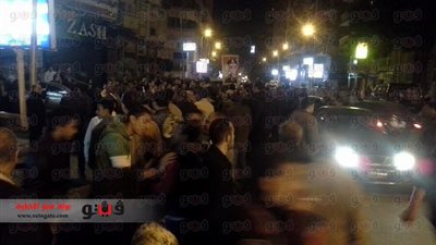 بالصور.. توافد المواطنين على قسم أول الرمل تنديدا بالتفجير