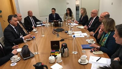 مميش يواصل جولاته الترويجية لقناة السويس في لندن