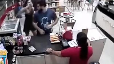 رجل يحاول قتل امرأة تحرش بها (فيديو وصور)