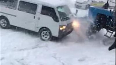 خروج شاحنة عن السيطرة متزحلقة على الجليد (فيديو وصور)