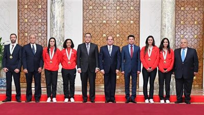 قرار جمهوري بمنح وسام الرياضة من الطبقة الأولى لمنتخب الإسكواش