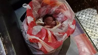 العثور على طفل حديث الولادة داخل «كيس بلاستيك» (فيديو وصور)