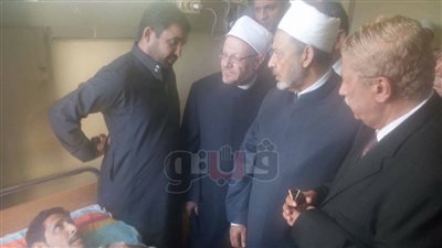 شيخ الأزهر لطفل مصاب في الروضة: أنت بطل ومصر بتطمن عليك