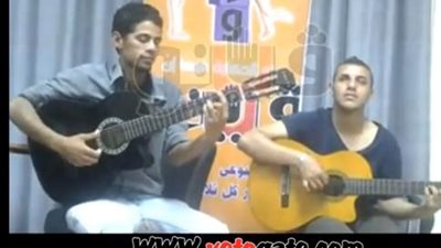 بالفيديو.. شاب كفيف يحترف عزف المقطوعات الأجنبية على الجيتار