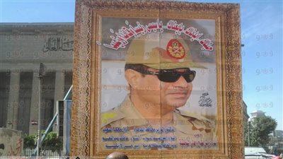 صورة عملاقة لـ«السيسي» أمام «دار القضاء العالي»