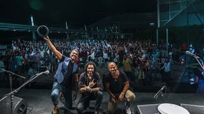 «كايرو ستيبس» تمتزج مع ثلاثي «إتش أو إتش» في عرض لايف لأول مرة