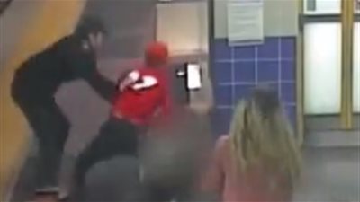 لحظة سحل فتاة وسرقتها داخل محطة قطار ( فيديو)