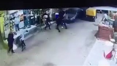 كاميرا مراقبة ترصد اعتداء مجهولين على صاحب محل بالشرقية (فيديو)