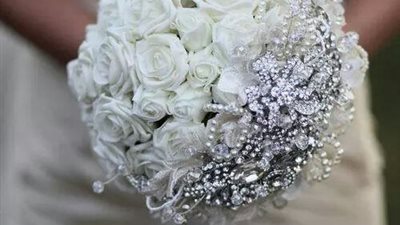 بالصور.. بوكيهات ورد بالكريستال لزفافك الملكي