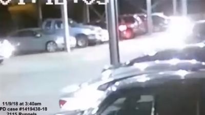 لحظة اعتداء لصين على فتاة وسرقة حقيبتها وسيارتها (فيديو)