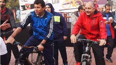 وزير الشباب يشارك في «ماراثون» الأهلي للدراجات في حملته ضد «التنمر»