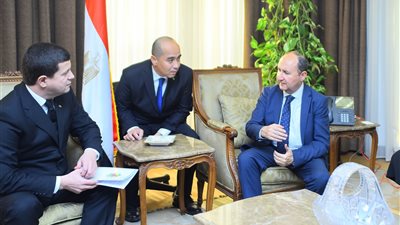 وزير الصناعة يبحث تنمية العلاقات الاقتصادية مع نظيره التركمانستاني