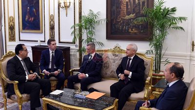 رئيس الوزراء يبحث تنمية العلاقات الاقتصادية مع وزير التجارة البيلاروسي