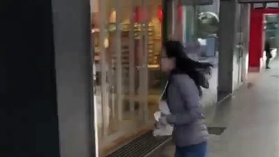 غش المتسوقين للحصول على لبن الأطفال وبيعه للصين في الجمعة السوداء (فيديو وصور)