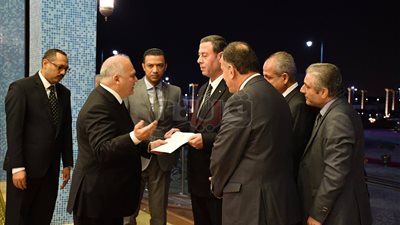 وصول سفير فلسطين وأشرف زكي إلى عزاء شادية