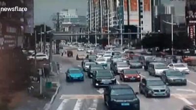 العناية الإلهية تنقذ طفلة سقطت وسط طريق مزدحم (فيديو)