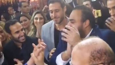وصلة رقص لـ«صلاح عبد الله» بحفل زفاف ابنته (فيديو)