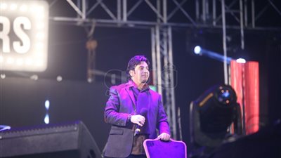 خالد علي وفارس يقدمان أغاني التسعينات في حفل القرن (صور)
