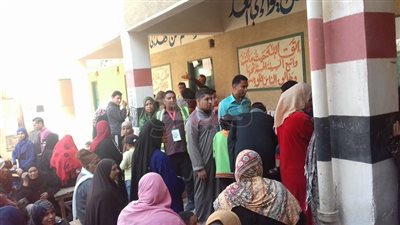 فحص 740 حالة في قافلة طبية بالشرقية (صور)