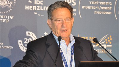 كاتب إسرائيلي: نحن في مرمى هجمات إيران وحزب الله