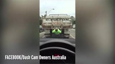 بالفيديو.. شاهد ماذا فعل سائق شاحنة علق في ازدحام مروري