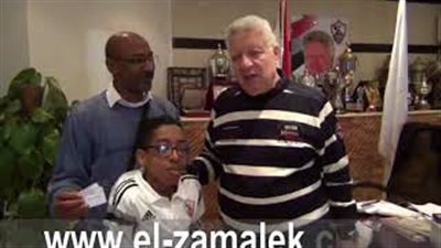 مرتضى منصور يمنح مشجعا زملكاويا كارنيها شرفيا (فيديو)