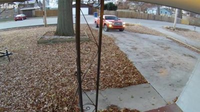 غباء امرأة تصطدم بسيارة زوجها قبل خروجهما للعمل (فيديو)