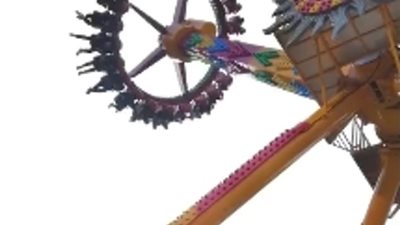 باروكة رجل تسقط من على رأسه لركوبه لعبة ملاهى خطيرة (فيديو وصور)