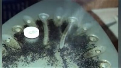 امرأة تجرب حيلة لتنظيف المكواة بأقراص دواء (فيديو)