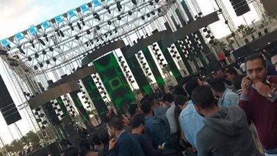 التجهيزات النهائية لحفل عمرو دياب في التجمع الخامس (صور)