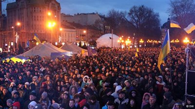 الجيش الأوكراني يفشل في حل الأزمة السياسية وينحاز للرئيس.. ستيوارت: معنويات الجيش منخفضة وجنوده غير مدربين ومعداته غير كافية.. وأمريكا تحذره من استخدام القوة.. والرئيس عاجز عن وقف الاحتجاجات الشعبية