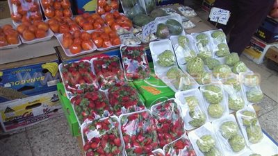 بالصور..استقرار أسعار الخضراوات والفاكهة وانخفاض الأسماك بالمهندسين