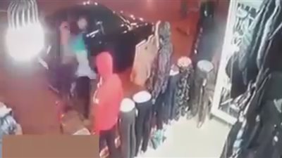 رجل يسرق محل ملابس بطريقة صادمة (فيديو)