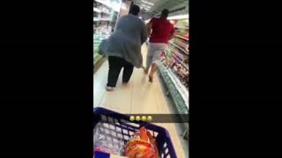 شاب يتسبب في سقوط آخر بدين داخل سوبر ماركت (فيديو)