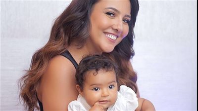 مي كساب بإطلالة مشرقة في جلسة تصوير جديدة مع ابنتها