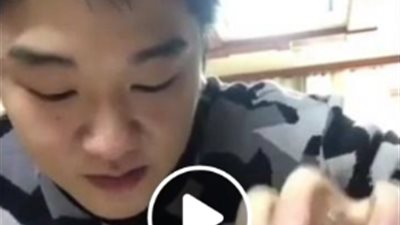 رد فعل شاب تناول شطة حارة بكمية كبيرة (فيديو)