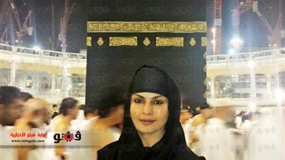بالصور.. ممثلة الإغراء «فينا مالك» تعتزل التمثيل وتؤدي العمرة