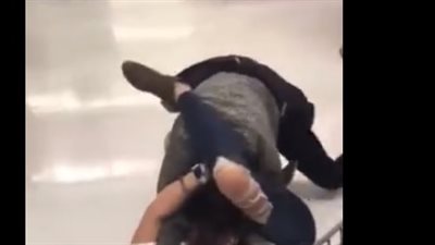 مشاجرة عنيفة بين امرأتين داخل متجر بالجمعة السوداء (فيديو)