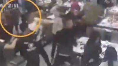 مشاجرة بالأطباق بين شباب داخل مطعم (فيديو)